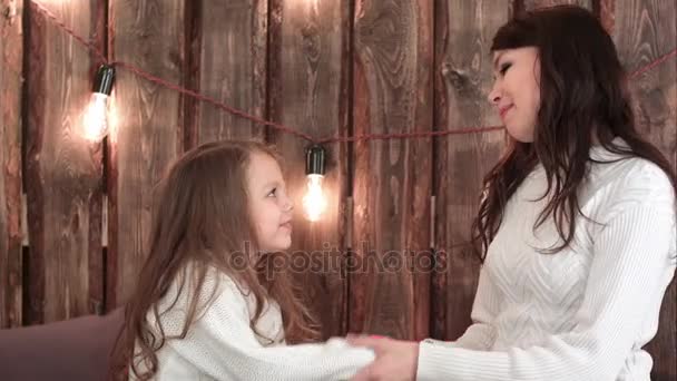 Maman et fille sont heureux de parler et de se tenir la main au moment de Noël — Video