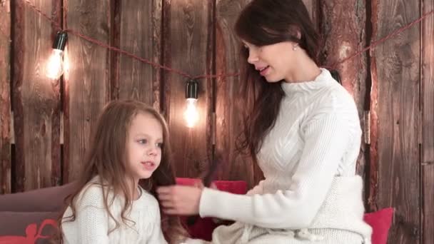 Glückliche Mutter kämmt ihren Töchtern die Haare — Stockvideo