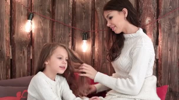 Mãe feliz pentear seu cabelo filhas enquanto ela está cantando canção de Natal — Vídeo de Stock