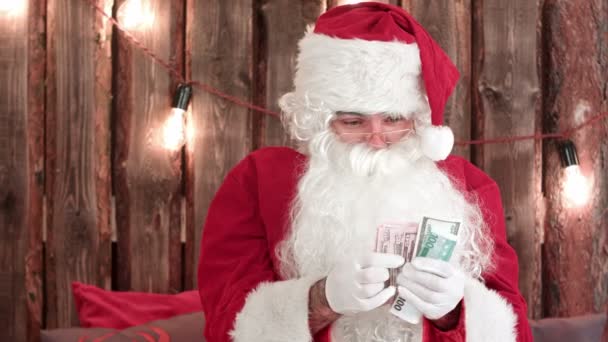 Santa Claus počítá své peníze a ukazující peníze mizející trik