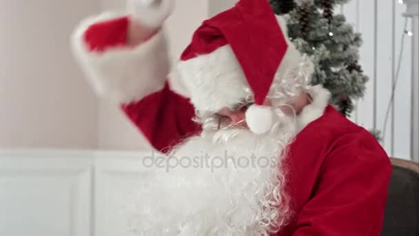 Santa Claus afwerking schrijven en controleren van zijn brief aan een kind — Stockvideo