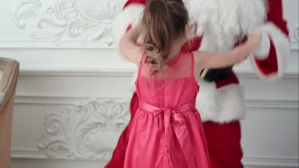 Papai Noel e menina bonita se divertindo e dançando — Vídeo de Stock