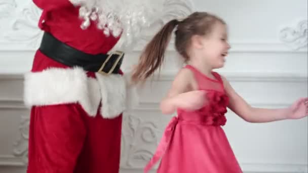 Hezká holčička tančí spolu s Santa Claus — Stock video