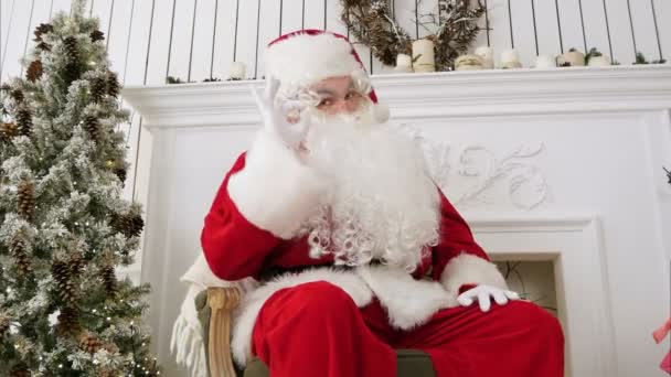 Feliz Santa Claus mostrando buena señal — Vídeo de stock