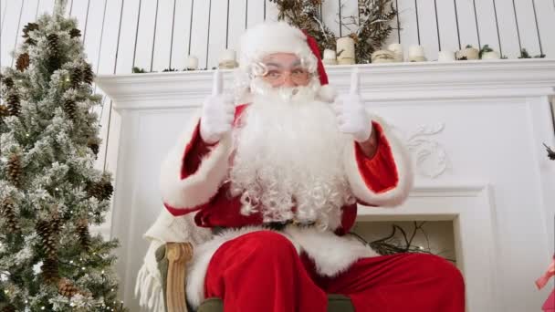 Feliz Navidad Santa Claus mostrando los pulgares hacia arriba — Vídeos de Stock
