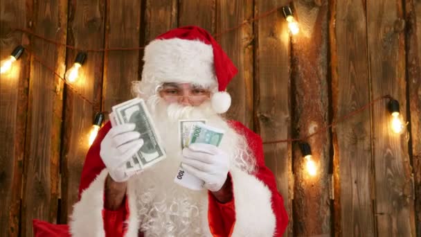 Санта Клаус считает свои деньги и показывает фокус с исчезновением денег — стоковое видео