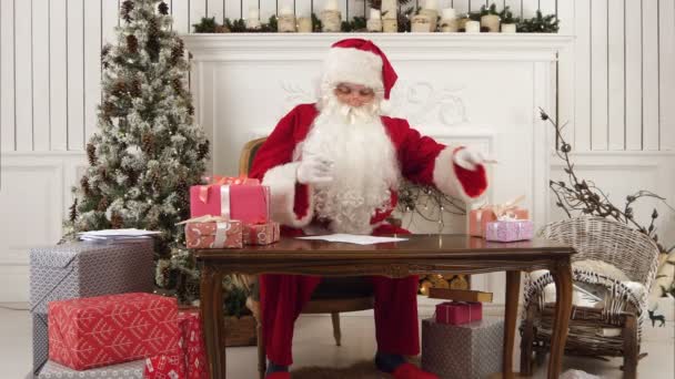 Санта-Клауса, перевіряючи його перелік подарунків — стокове відео
