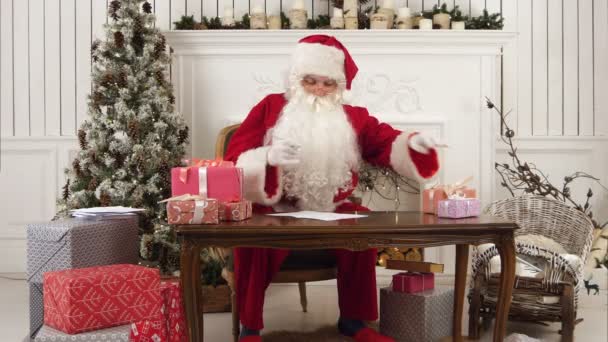 Santa Claus kontrollerat hans lista med presenter — Stockvideo