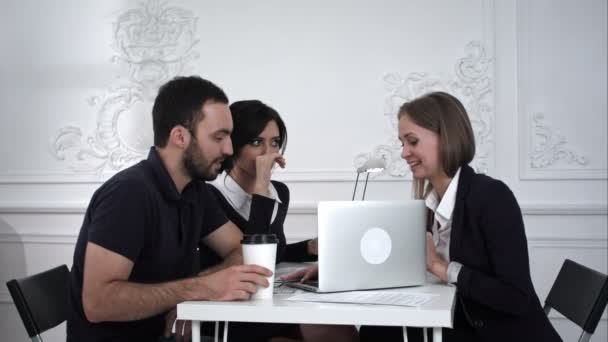 Tres hombres de negocios trabajando en la oficina y viendo algo en el portátil . — Vídeos de Stock