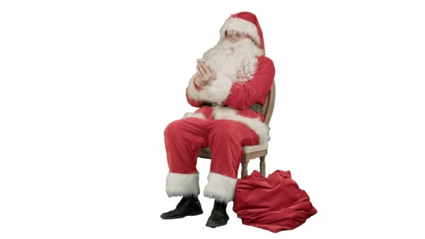 Babbo Natale ride ad alta voce mentre parla sul suo cellulare su sfondo bianco — Video Stock