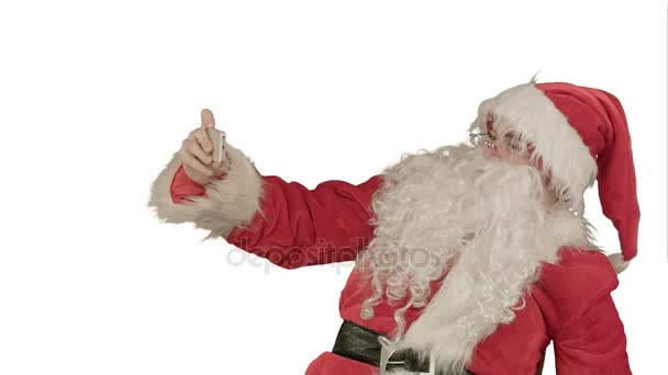 Santa Claus göra selfie, innehar en stor present på vit bakgrund — Stockvideo