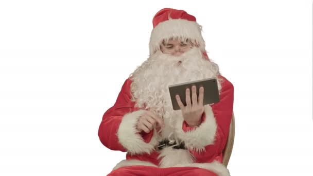 Santa ouvir música e tocar tablet no fundo branco — Vídeo de Stock