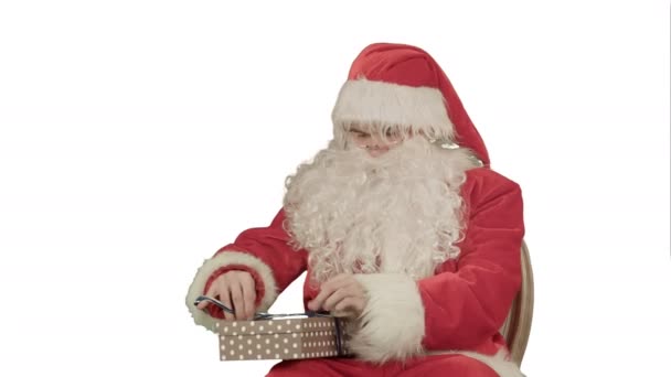 Santa Claus: Regalos alegres sobre fondo blanco — Vídeo de stock