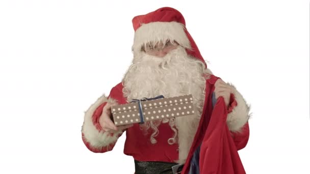 Regalos de embalaje de Santa Claus sobre fondo blanco — Vídeo de stock