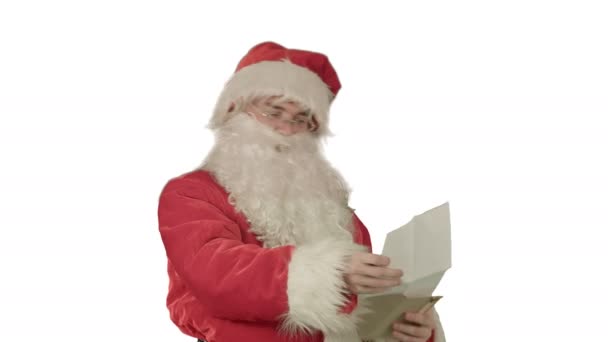 Santa Claus leyendo cartas de niños sobre fondo blanco — Vídeos de Stock