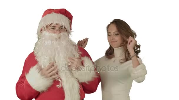 Mooie kerst vrouw dansen met de kerstman op witte achtergrond — Stockvideo