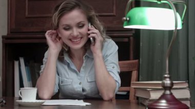 Neşeli ve gülen kadın işten sonra dinlenme telefonda söz