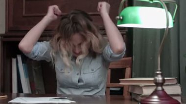 Onun işyerinde çıldırıyor ve kitap ile uzun bir proje bitirdikten sonra dans genç kadın