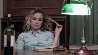 Bir kitap okuma ve bir kadeh kırmızı şarap tadını genç kadın