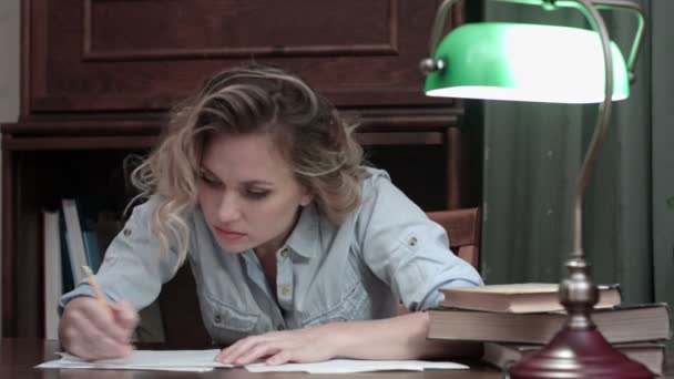 Οργισμένη γυναίκα stressingly κάνοντας σημειώσεις και λυσσασμένο επάνω έγγραφα στο χώρο εργασίας της — Αρχείο Βίντεο