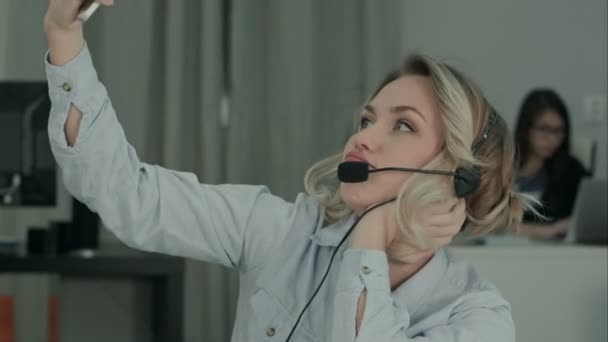 Bored secretary taking selfies with phone during work time — Stock Video