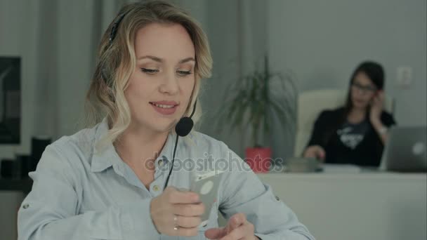 Call center specialist multitasking på jobbet — Stockvideo