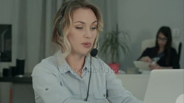 Çalışma masasında dizüstü kullanarak kulaklık ile santralı arayın