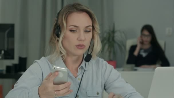 Forgalmas nő fontos beszélgetést laptopról az irodában — Stock videók