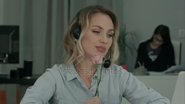 Jolie employée de bureau tenant la rose et parlant à son admirateur secret — Video