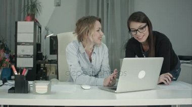 Dizüstü bilgisayar kullanarak yeni proje fikri tartışmaya iki kadın arkadaşları