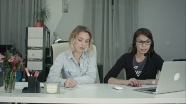 Ofiste birlikte çalışan iki kadın.