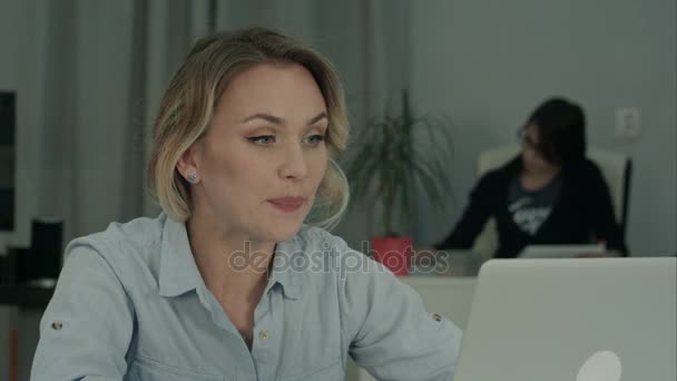 Офис женщина объясняет круговая диаграмма коллегам с помощью ноутбука — стоковое видео