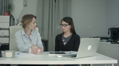 Üst düzey yöneticisi maaş peşin yeni çalışanlara vererek.