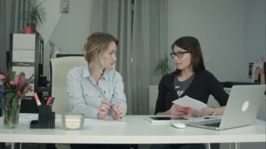 Büyük para primi patronu almak zor çalışma çalışan