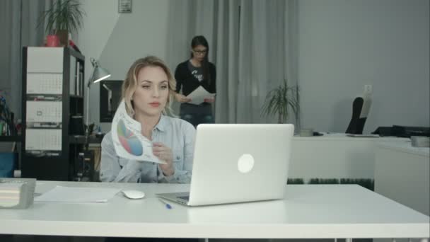 Oficina mujer explicando gráfico circular a los colegas a través de ordenador portátil — Vídeo de stock