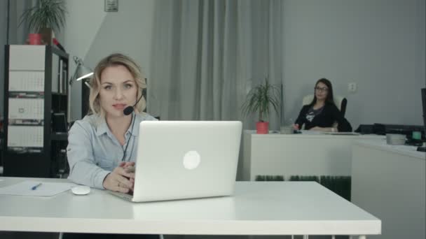 Two charming female workers sitting in the office — Stock Video