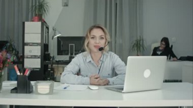 Kadın danışman firma hizmetleri sunan kulaklık ile gülümseyen