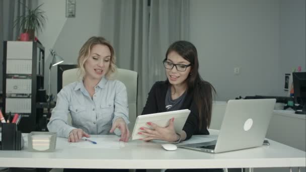 Uśmiechający się zespołu kobiece business, praca z komputera typu tablet w biurze — Wideo stockowe