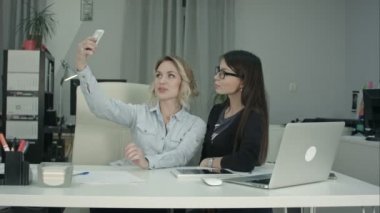 Selfie telefon ile göreve iki kadın arkadaşları
