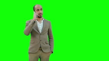 Chroma anahtar yeşil ekran cep telefonu konuşurken Arap iş adamı.