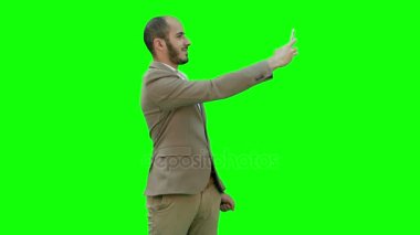 Genç işadamı selfies telefon Chroma anahtar yeşil ekranda taking.