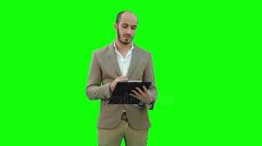 Pano tutarak ve Chroma Key bir yeşil ekranda iş rapor sunma işadamı.