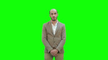 Chroma anahtar yeşil ekran kameraya bakarak proje sunan iş adamı.