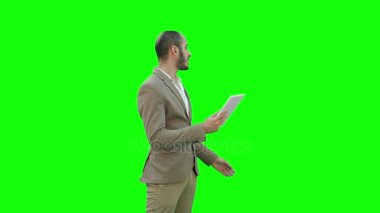 Tablet Chroma anahtar yeşil ekranda video konferans sahip genç Yöneticisi.