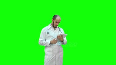 Erkek doktor dijital tablet Chroma anahtar yeşil ekran kullanma.