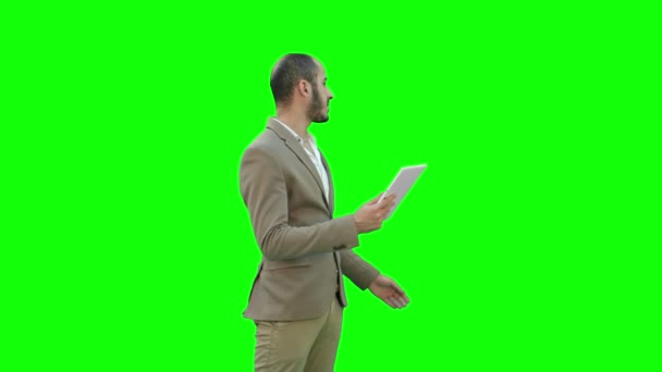 クロマキー グリーン画面でタブレットのビデオ会議を持つ若いマネージャー. — ストック動画