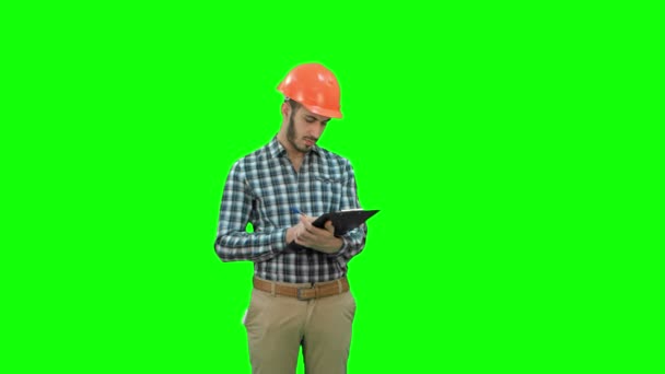 Ingeniero civil que archiva en forma de inspección en una pantalla verde, llave del croma . — Vídeo de stock