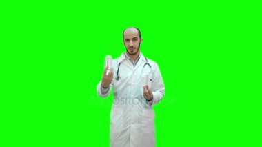 Bir yeşil ekran, Chroma Key haplarla arasındaki fark açıklayan doktor.