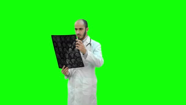 Doctor examinando los resultados de rayos X en una pantalla verde, Clave de croma . — Vídeos de Stock