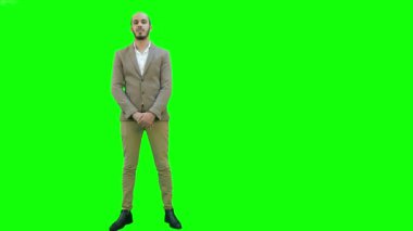 Proje kamera için Chroma anahtar yeşil ekran sunan iş adamı.